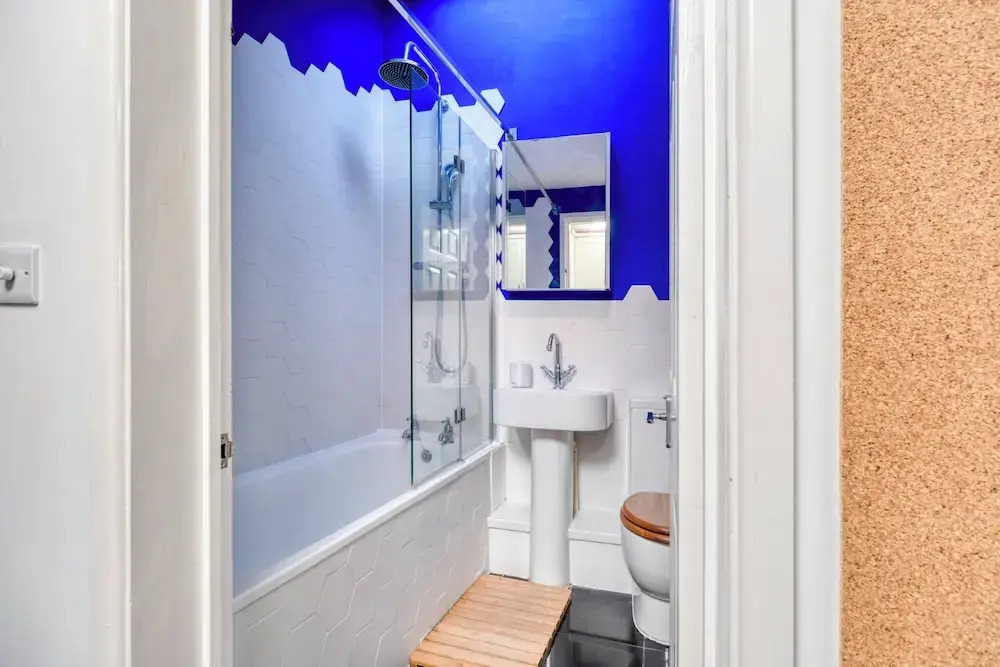 Stylish 2BD with Private Garden & Sauna