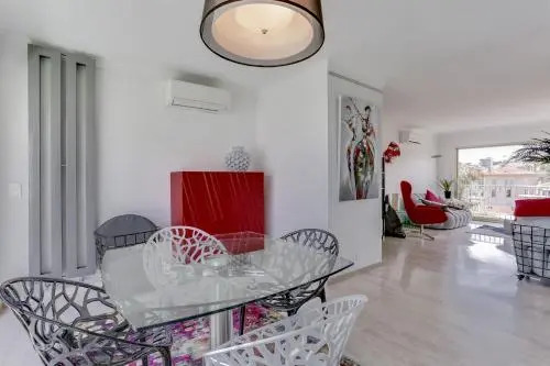 Wonderful fully renovated 2BR on the last floor.