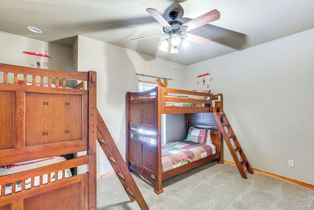 Views & Private Dock: Lakefront Eustace House!