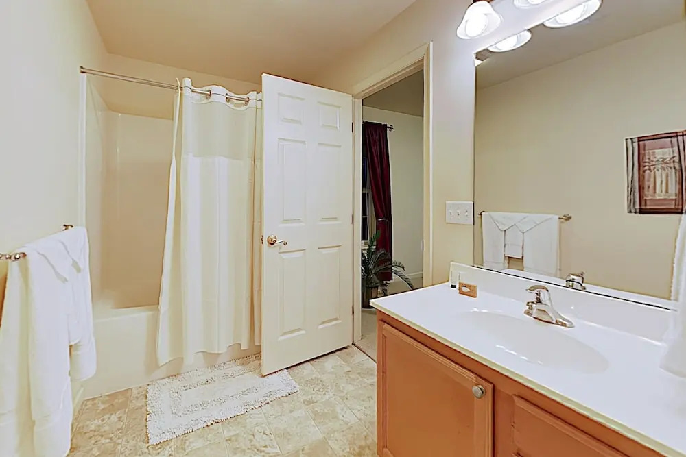 New Listing! Canalfront All-suite: Steps To Beach 5 Bedroom Home