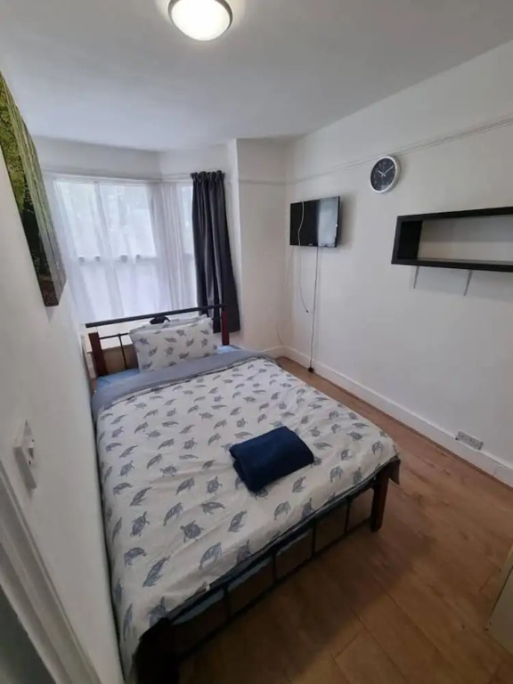 Lovely 5-bed House in London