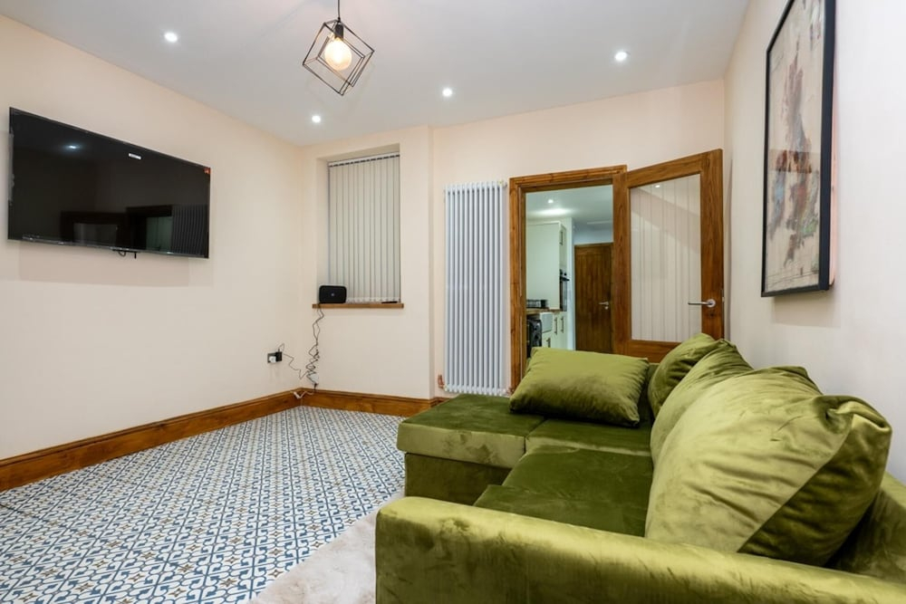 Tranquil Stoke-on-trent 4bed, 2 Bath, Parking
