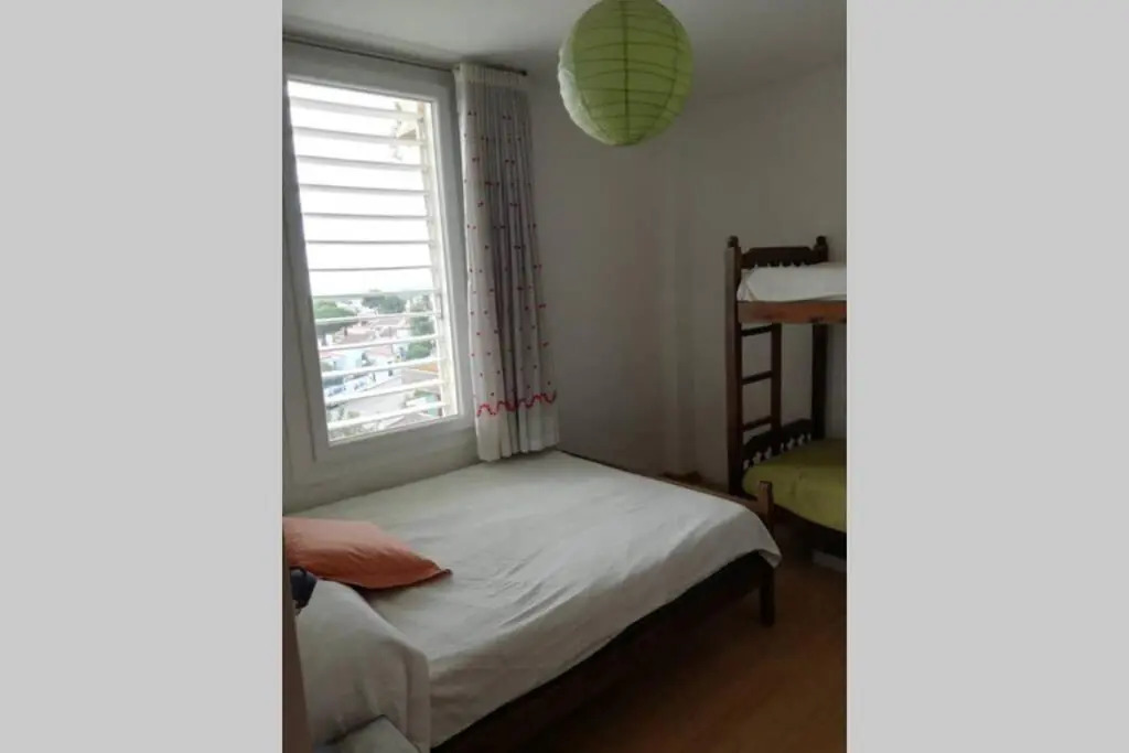 Apartament a Roses. Terrassa i piscina comunitaria