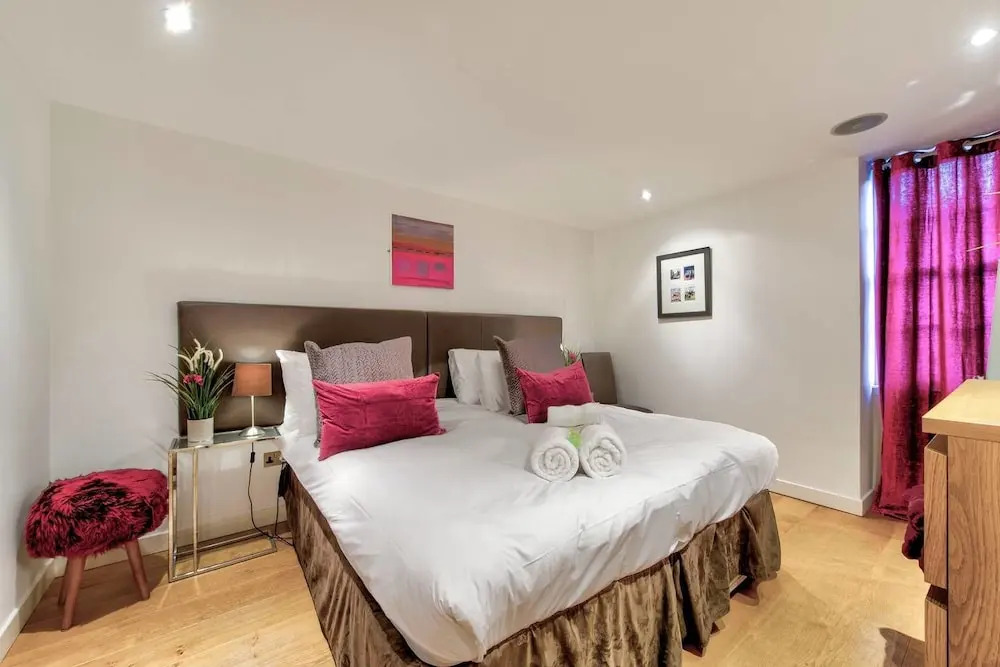 JOIVY Quiet Mews Street Apartment in the Heart of Edinburgh