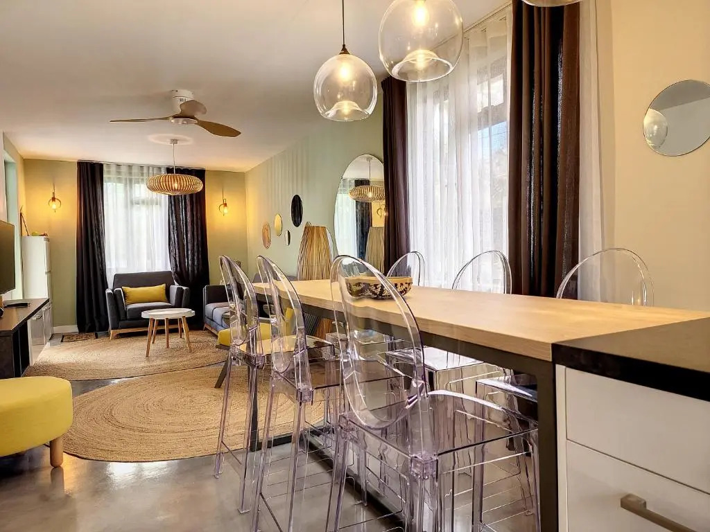 Sunkissed - Brand New Beach apartment located 50m from beach