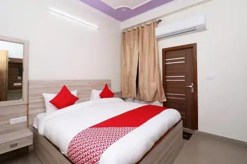 Oyo Flagship 700768 Divine Hotel