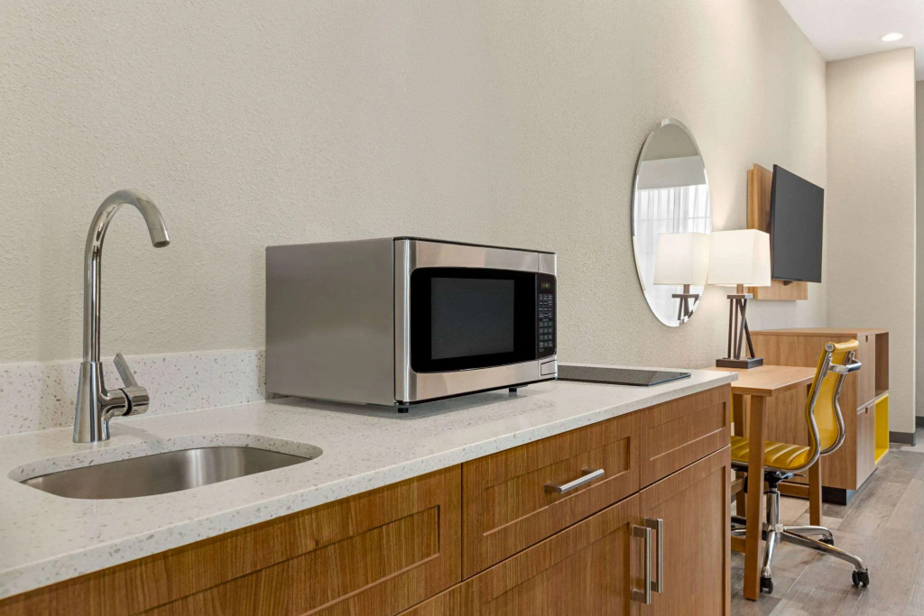 Days Inn & Suites by Wyndham Tomball Houston NW