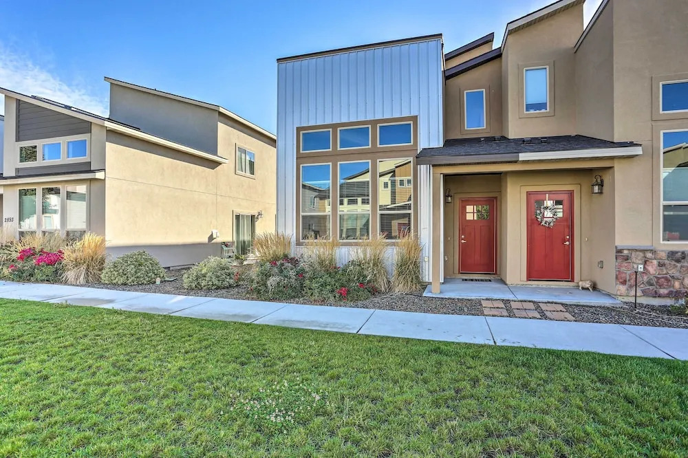 Sleek & Modern Townhome ~ 11 Mi to Dtwn Boise