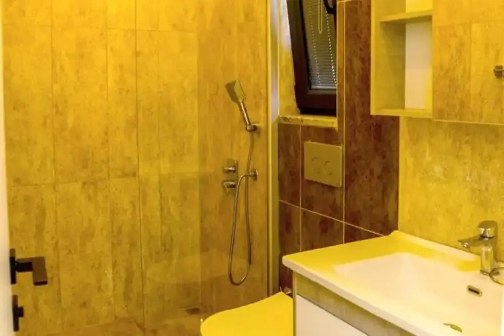 Villa-Sleeps 8-Parking-Pool-Bbq