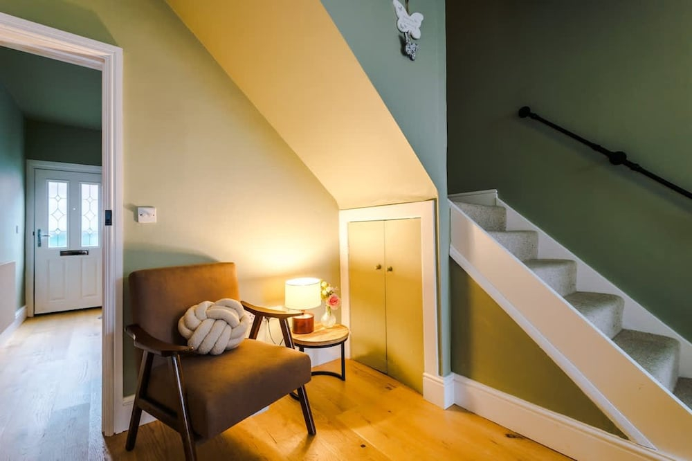 NEW Stylish Home Amazing Location Sleeps 6