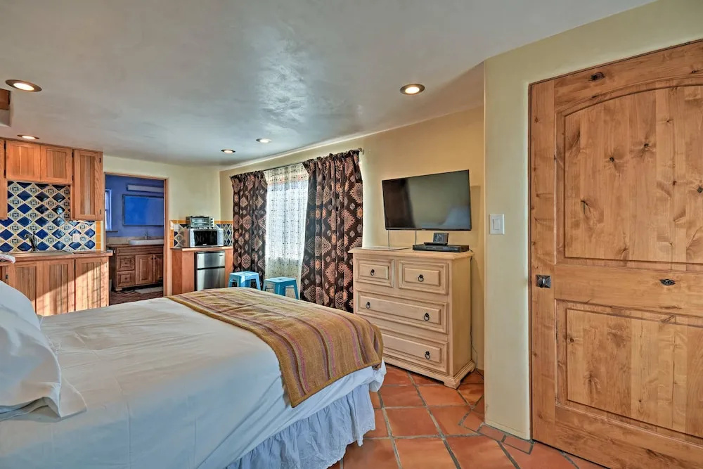 Cozy 'blue Adobe' w/ Steam Room 2 Mi. From Taos!