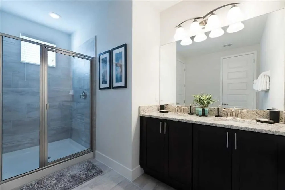 Reunion Beauty 8 Bedroom Home with Private Pool and Spa