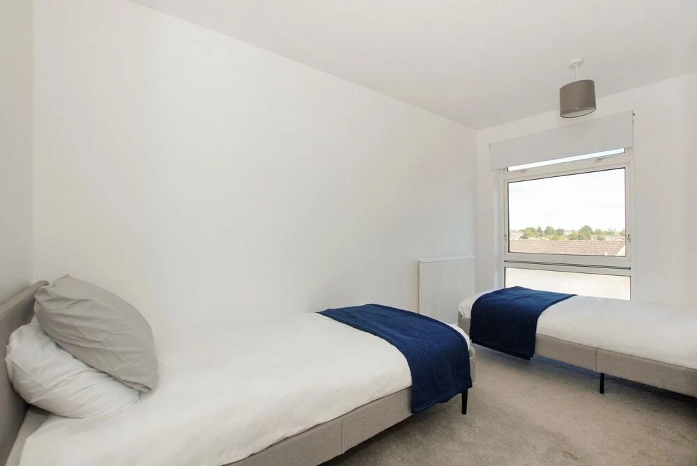 Entire 3 Bed House - Affordable Group Accommodation - Free Parking & Wifi