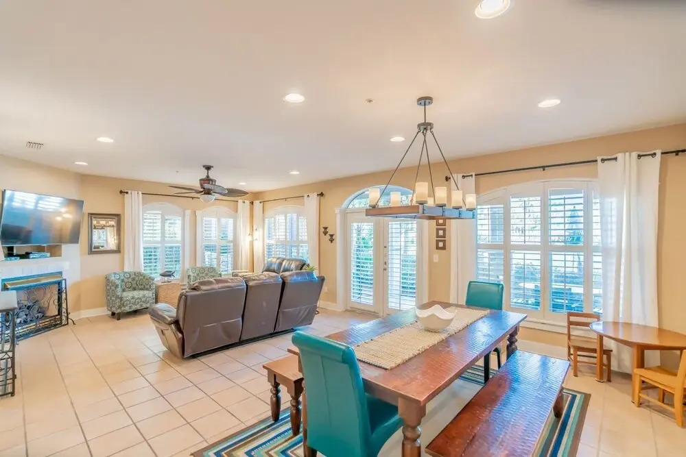 Lagoon Lounge 3 Bedroom Condo by Redawning