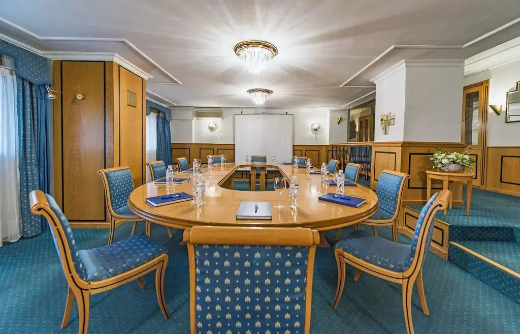 Готель Дніпро Dnipro Hotel