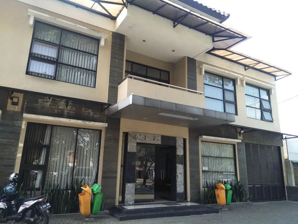 OYO 1740 Tekmira Residence Supratman Syariah