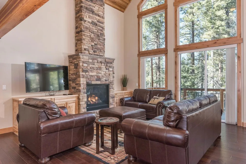 Expansive 6br W/ Hot Tub, Pool Table & 4 Balconies 6 Bedroom Home