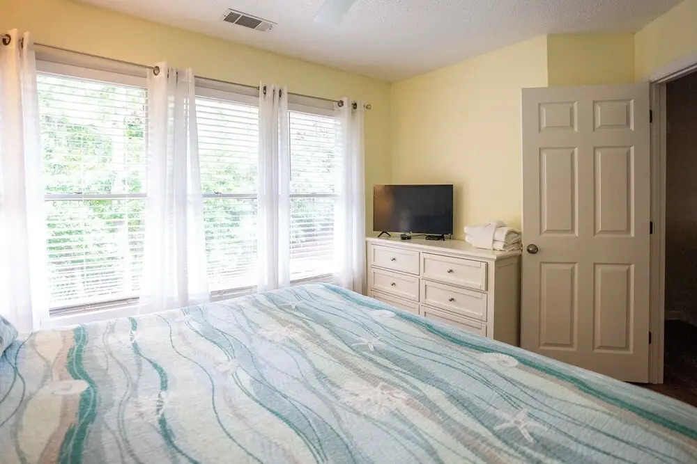 Forest Beach Condo Walk to Coligny