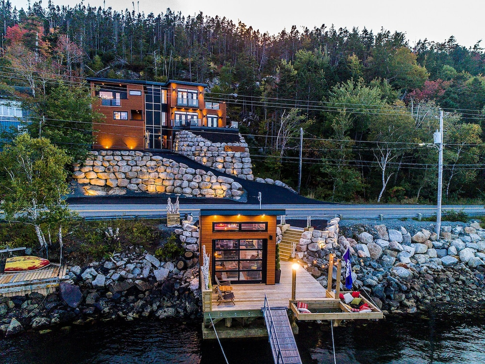 Lux Exec Home HFX Waterfront Pool Hot Tub