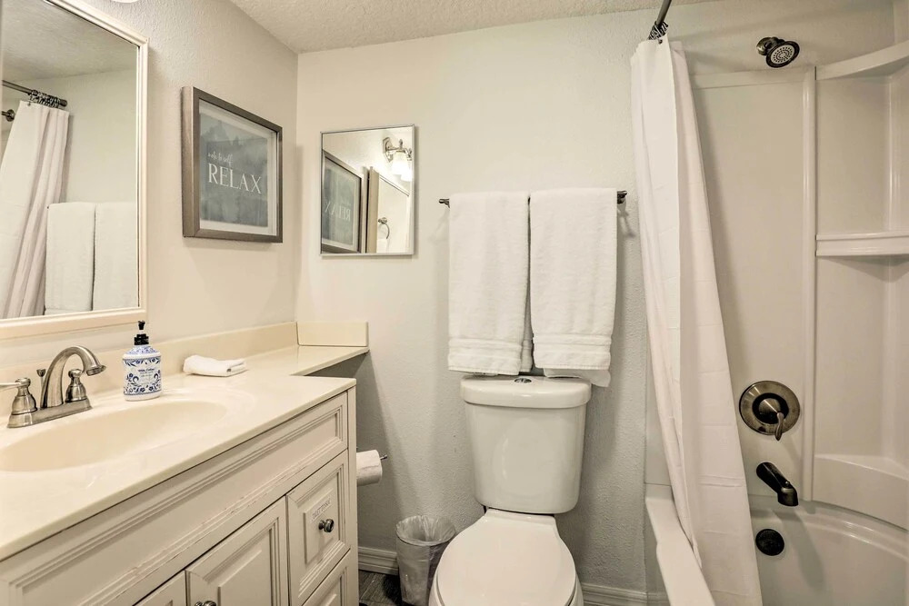 Walk to Crescent Beach: Condo w/ Pool Access
