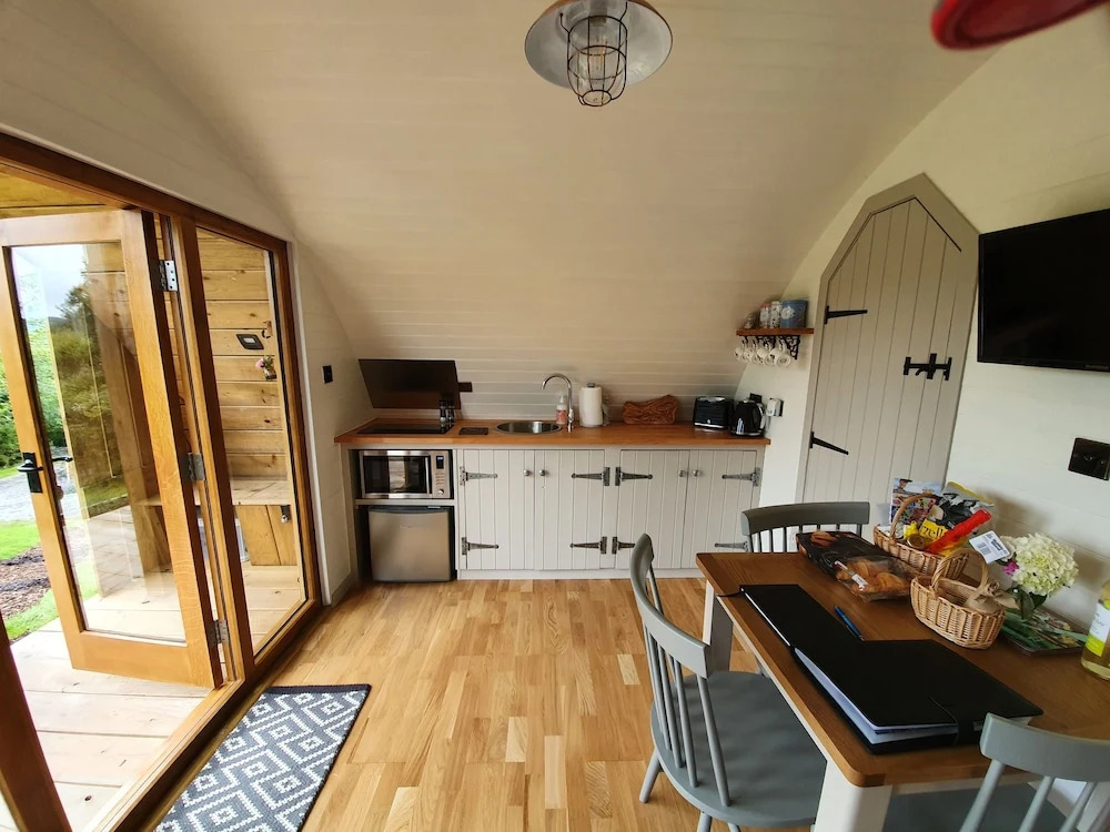 Cilsane Lodges-towy With hot tub