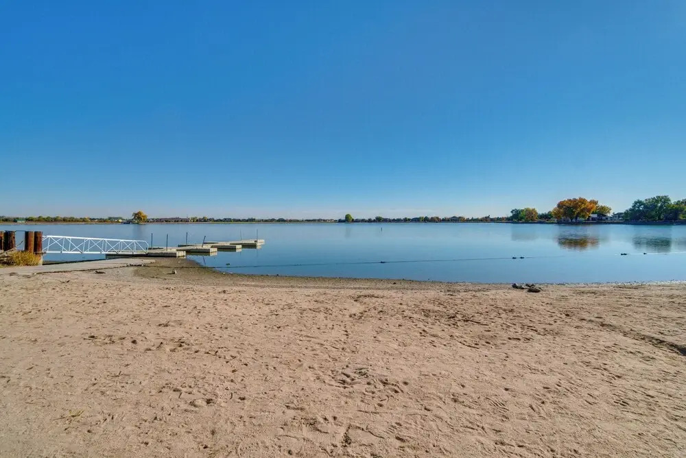 Charming Getaway, Walk to Windsor Lake & Downtown!