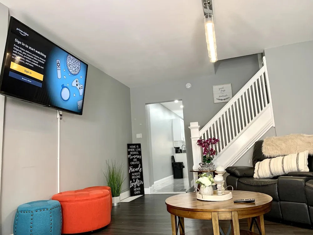The Wheel of Fortune Duplex-8BR Parking