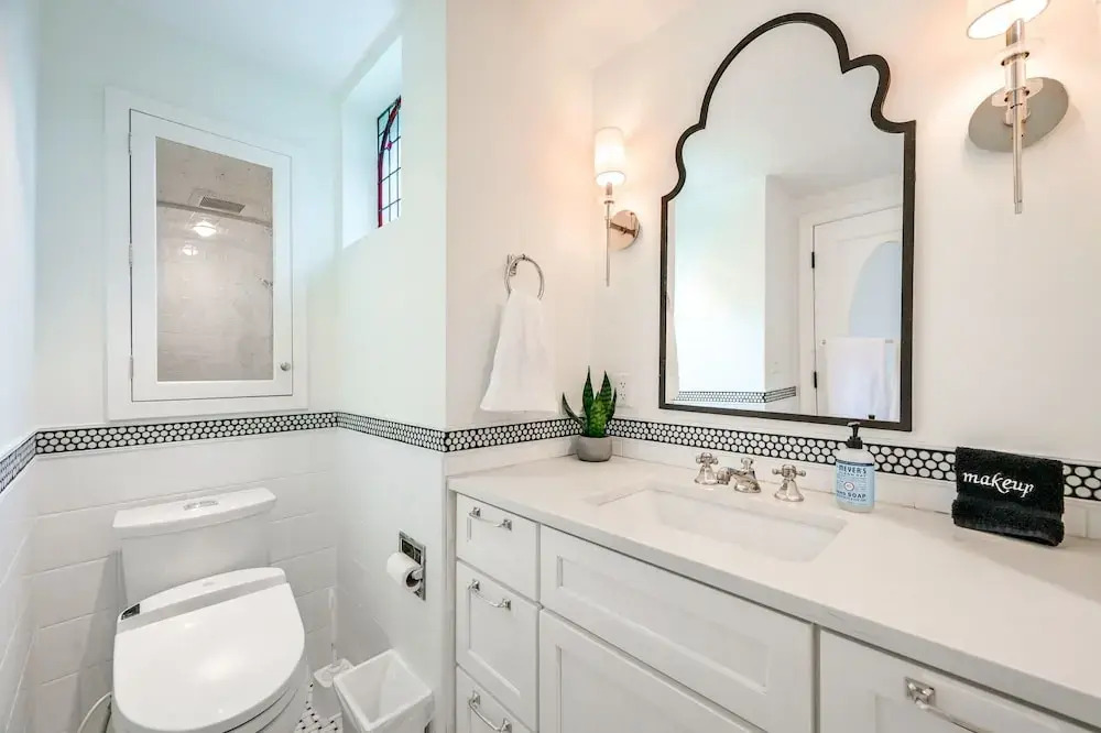"the Fremont Lookout" W/ Deck & Gourmet Kitchen! 2 Bedroom Apts by Redawning