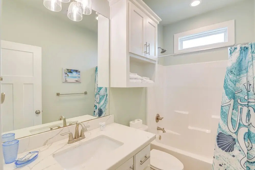 Hot Tub, Beach Access! Bay-view Gilchrist Retreat