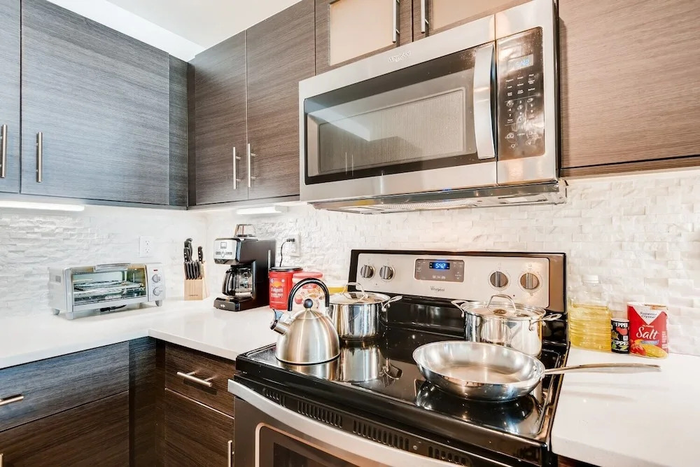 NEW- Fast Wifi - Work Desk - Top Floor - 2BR/2BA Miami! (CD2)