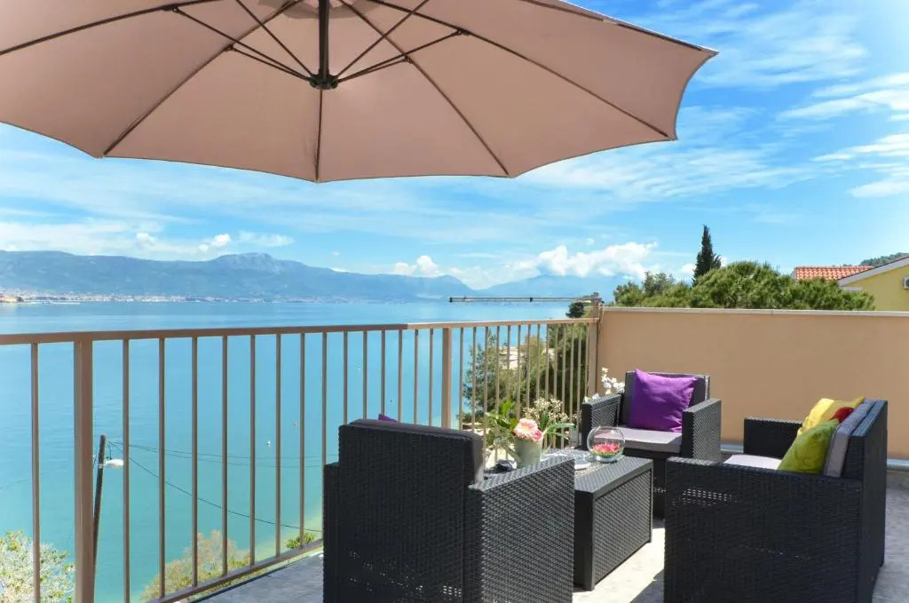 Apartment with a sea view terrace, Čiovo near Trogir