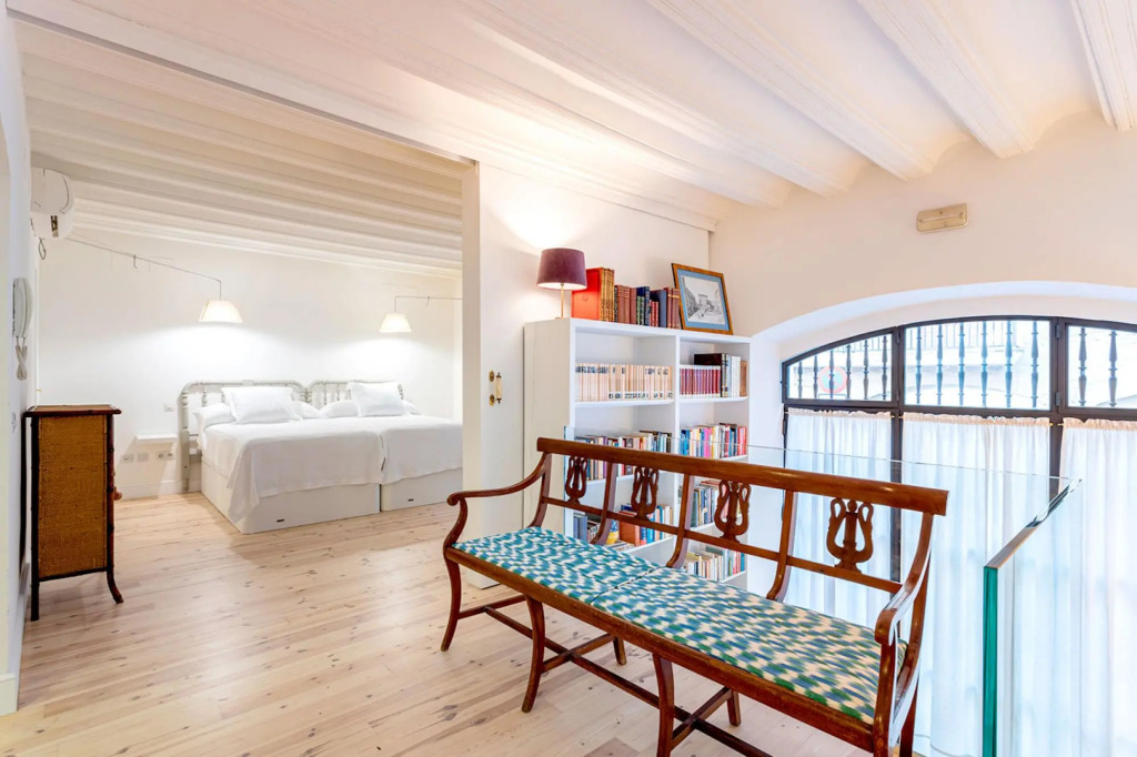 Modern Apartment 2 Bd & 2 Bth Near the Cathedral Catedral V