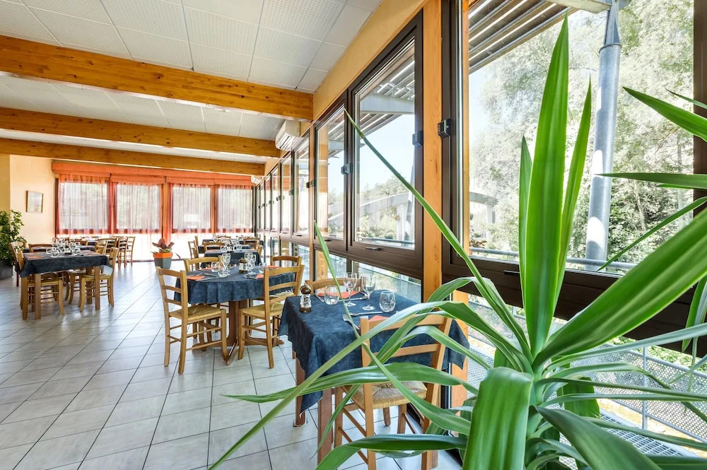 Logis Hotel Restaurant Auberge Les Rives de lArzon