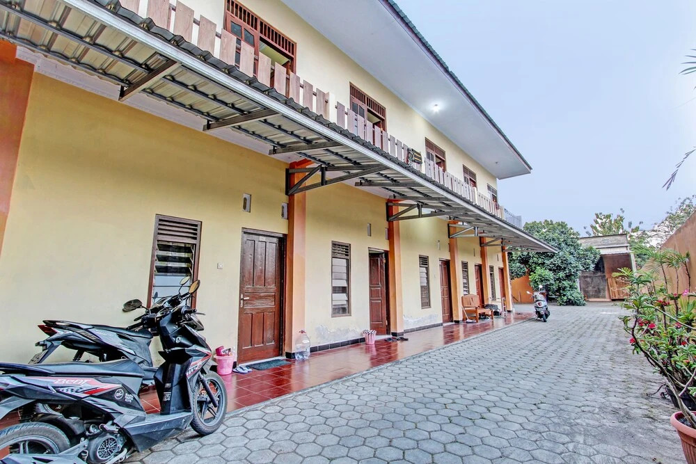 SPOT ON 93007 Guest House Lestari