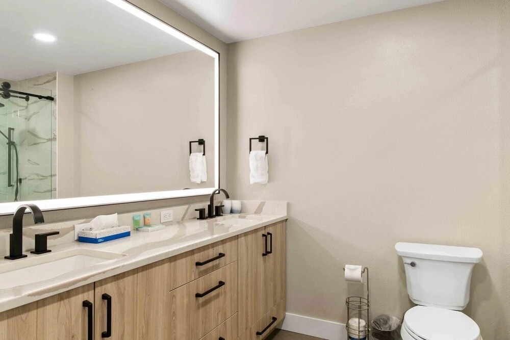 Passage Point 405 3 Bedroom Condo by RedAwning