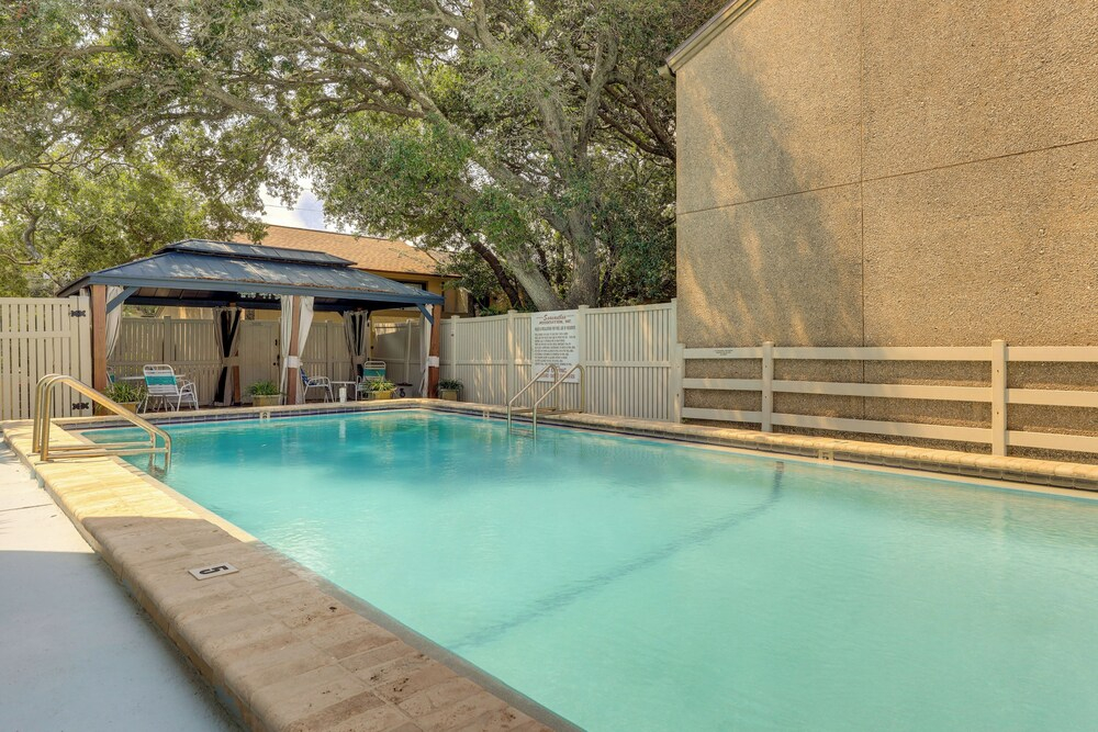 Fernandina Beach Home w/ Deck, Across From Shore!