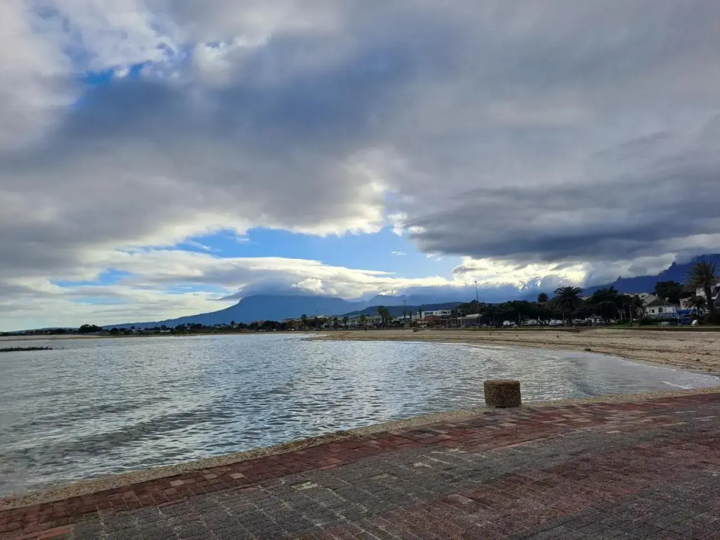1 Bedroom Flat 100m away from the Beach with WIFI