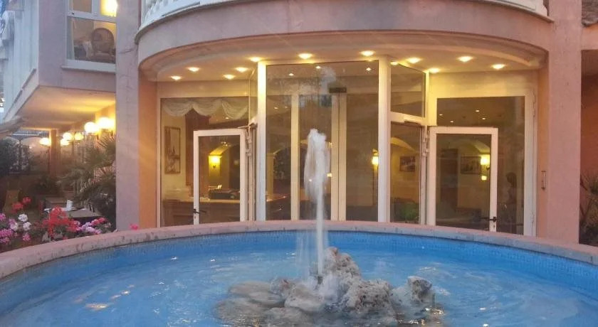 Hotel Trevi Riccione, in centro sul mare con cucina