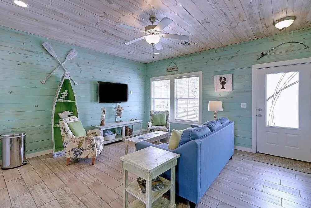 Tropical Blue Wave Home Short Drive to Beach by Redawning