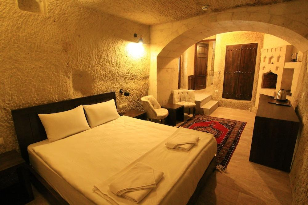Tafana Cave & Stone Lodge