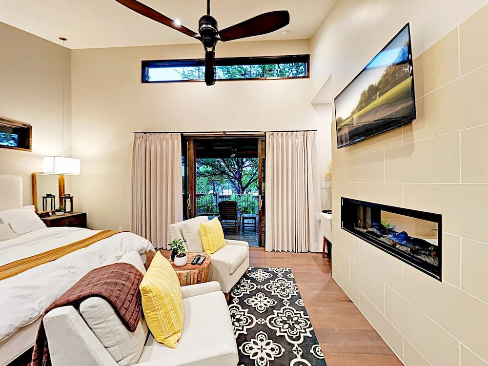 Chic Lake Travis W/pool, Lazy River & Marina 1 Bedroom Cabin