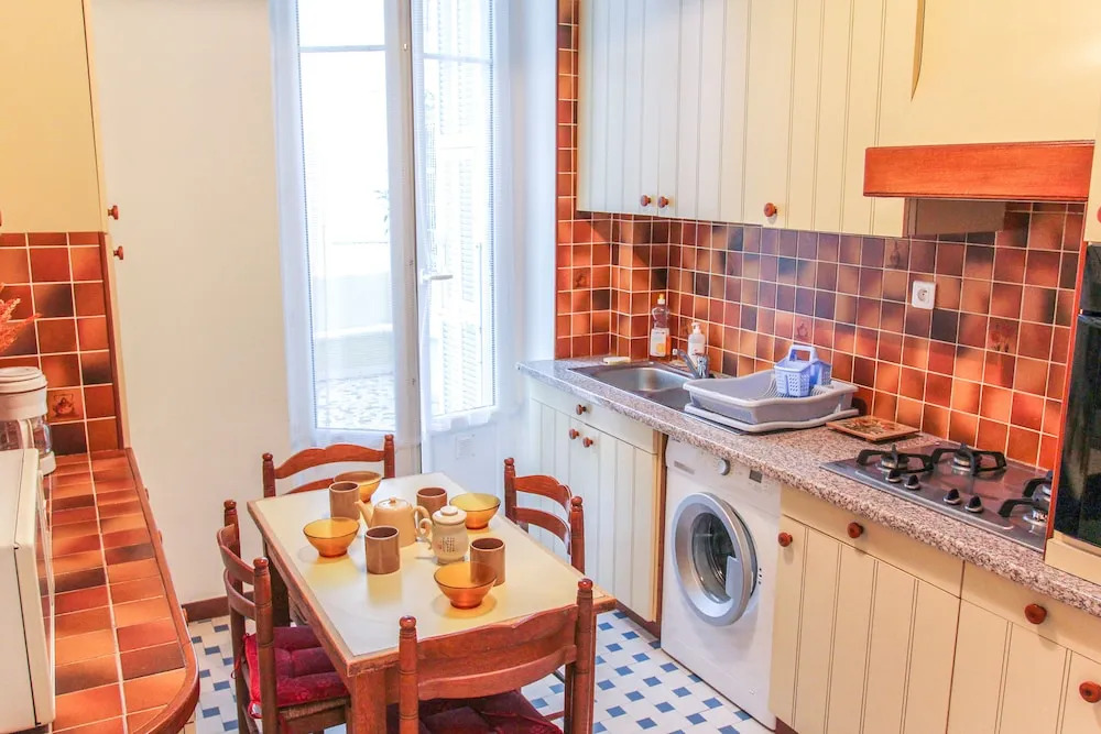 Large Apt 20M Terrace FREE PARKING BEACH