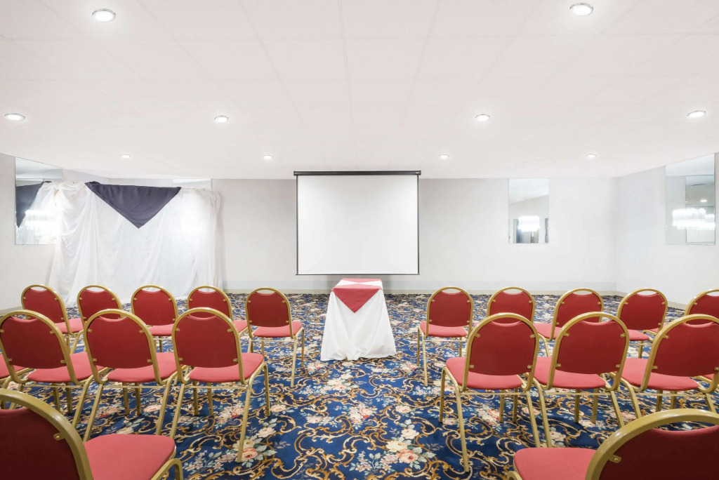 Ramada by Wyndham Watertown Thousand