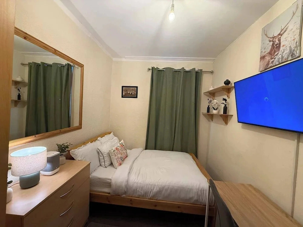 House Sleeps 8 With Parking
