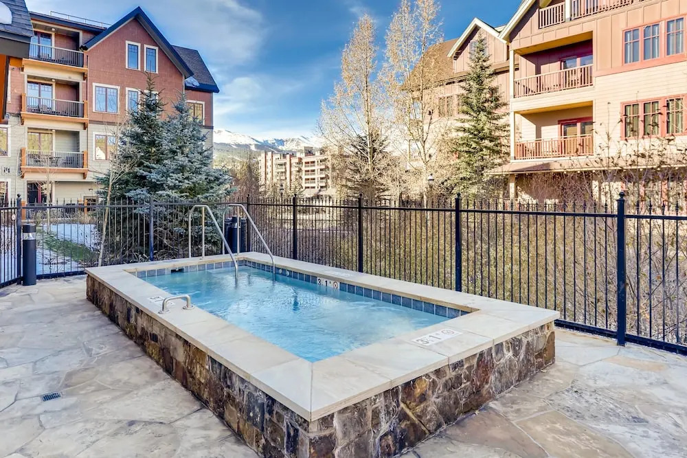 Luxury Water House Ski W/ Pool & Hot Tubs 3 Bedroom Condo