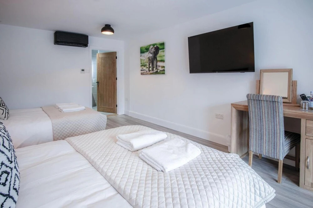 Suite 3 - Sleeping Giant Hotel - PEN Y CAE Inn