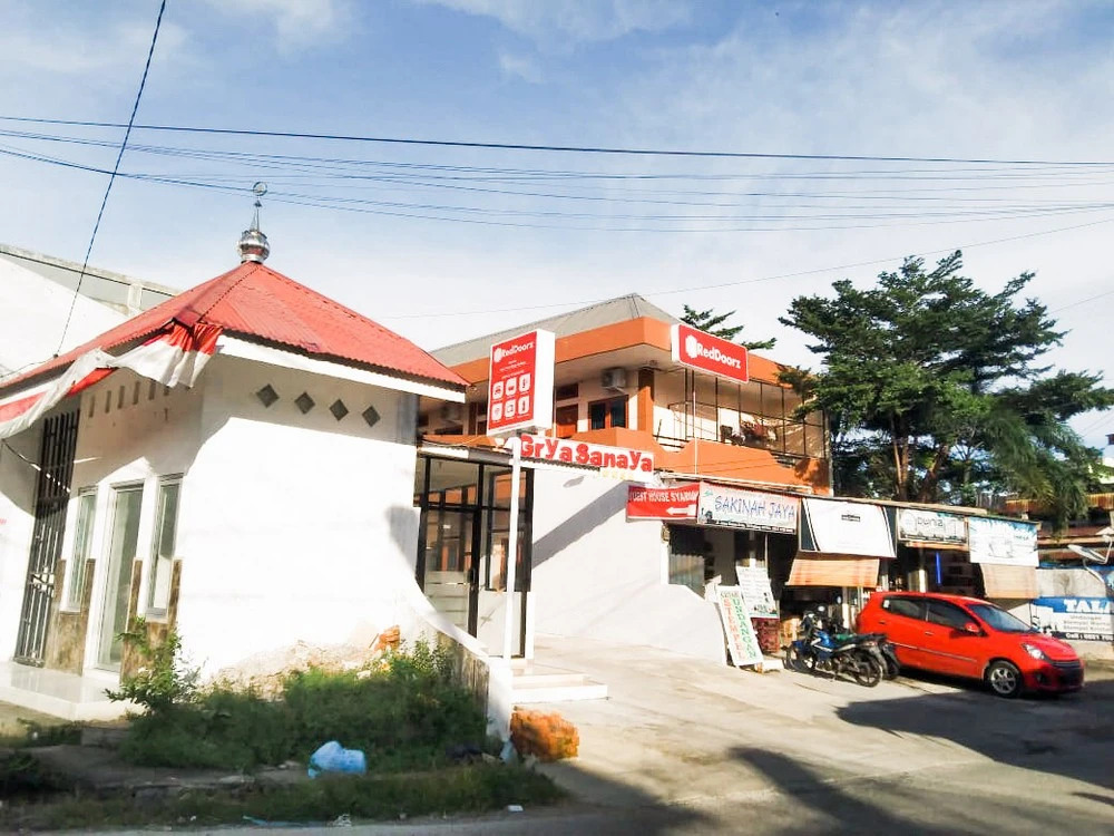 RedDoorz Syariah near Pasar Raya Padang