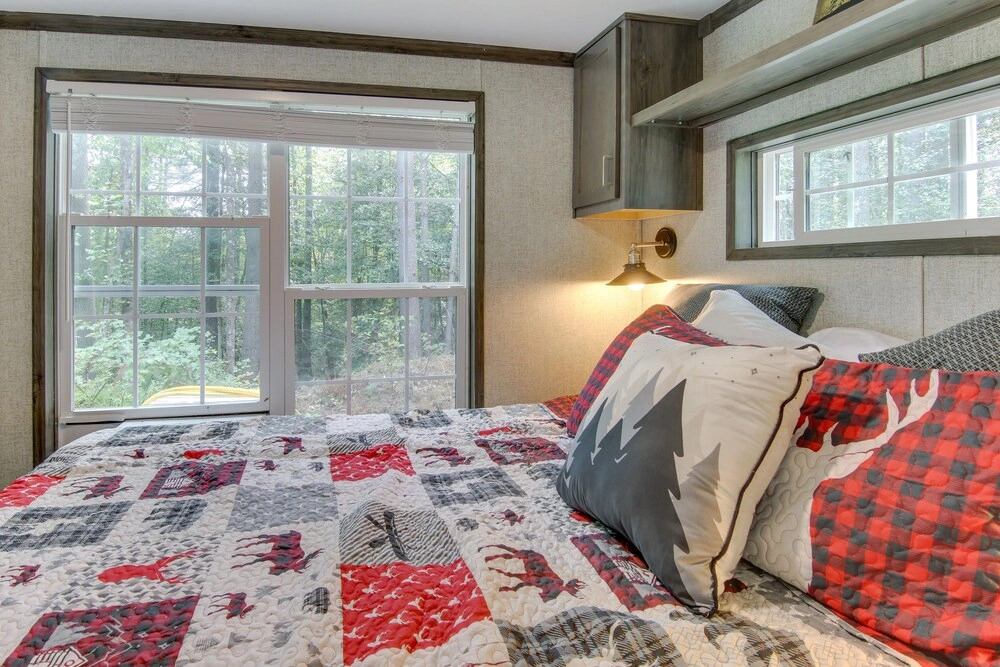 Tree-lined Cabin w/ Grill in Penrose!