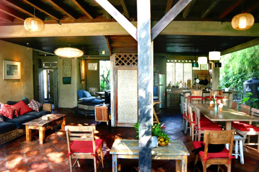 Artist Eco Villa With Wood And Clay