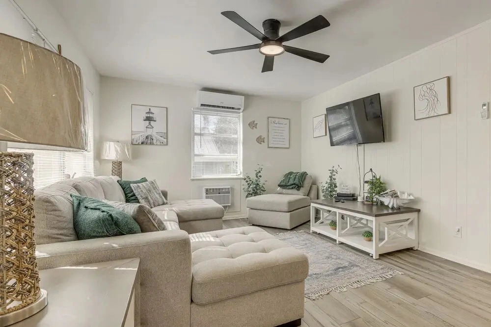 Walk to Shops & Dining: Downtown Stuart Home